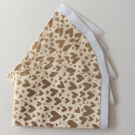 cadeauzakje beige met gouden hartjes  12 x 19 cm