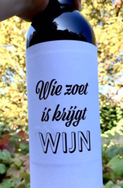 zelfklevend wijnetiket Wie zoet is krijgt wijn, Mama Drinkt Wijn