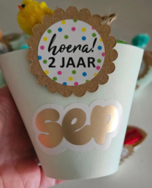 Sluitsticker hoera 2 jaar, neon - leeftijd sticker