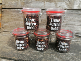 Lieve juffen thee, weckpot gevuld met verse thee