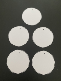 Set van 5 cadeaulabels cirkel met kartelrand wit- DIY