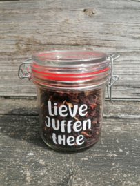 Lieve juffen thee, weckpot gevuld met verse thee