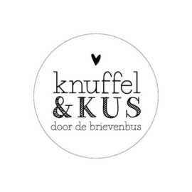 Witte ronde sluitsticker knuffel & kus door de brievenbus