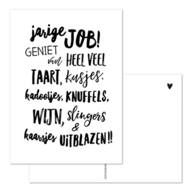 Kaart met tekst 'Jarige Job, geniet van heel veel taart, kusjes, kadootjes, knuffels, wijn, slingers & kaarsjes uitblazen'.