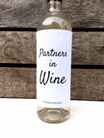 zelfklevend wijnetiket partners in wine, + ansichtkaart wijnen! Mama Drinkt Wijn