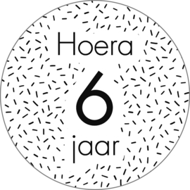 Sluitsticker hoera 6 jaar, zwart/ wit