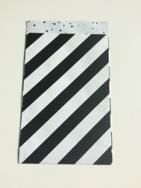 cadeauzakje zwart wit diagonale streep 12 x 19 cm