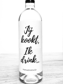 zelfklevend wijnetiket 'jij kookt. Ik drink..', + ansichtkaart wijnen. Mama Drinkt Wijn