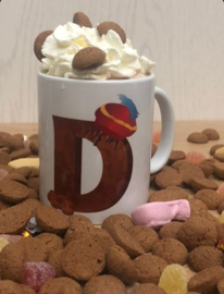 mok met chocoladeletter met pietenbaret; Sinterklaasmok