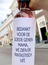 zelfklevend wijnetiket bedankt voor de goede genen mama, we zien er fantastisch uit. Mama Drinkt Wijn