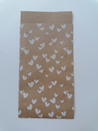 Cadeauzakje kraft met Witte hartjes 7x13 cm (S)