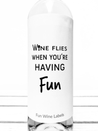 zelfklevend wijnetiket wine flies when you're having fun , Mama Drinkt Wijn