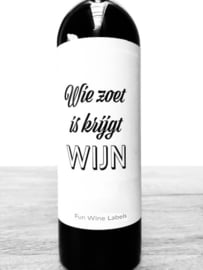 zelfklevend wijnetiket Wie zoet is krijgt wijn, Mama Drinkt Wijn