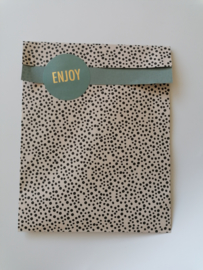 cadeauzakje beige zakje met zwarte dots  17x25 cm  (L)