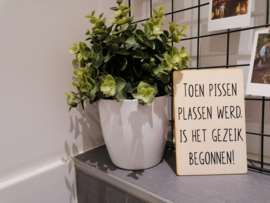 Houten kaartje, toiletpret, toen pissen plassen werd, is het gezeik begonnen!