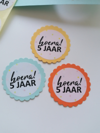 Sluitsticker hoera! 5 jaar - leeftijd sticker