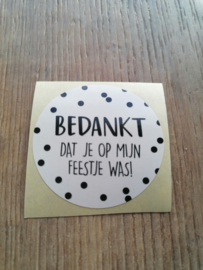 Witte ronde sluitsticker bedankt dat je op mijn feestje was!