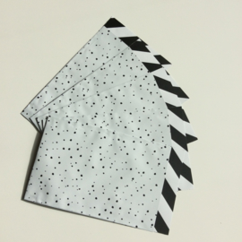 cadeauzakje wit met zwarte confetti  12 x 19 cm