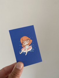 Minikaartje meisje in een zwemband