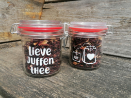 Lieve juffen thee, weckpot gevuld met verse thee