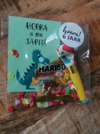 A7 Minikaartje hoera ik ben jarig met een Dino, traktatie kaartje