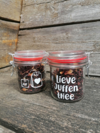 Lieve juffen thee, weckpot gevuld met verse thee