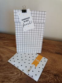 blokbodemzak van wit kraftpapier met zwarte vierkanten, grid.