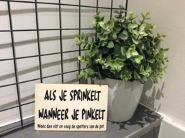 Houten kaartje, toiletpret, als je sprinkelt wanneer je pinkelt