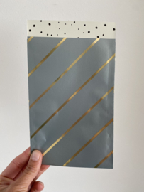 Cadeauzakje metallic stripes grey & confetti 12 x 19 cm