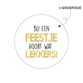 Witte ronde sluitsticker bij een feestje hoort wat lekkers