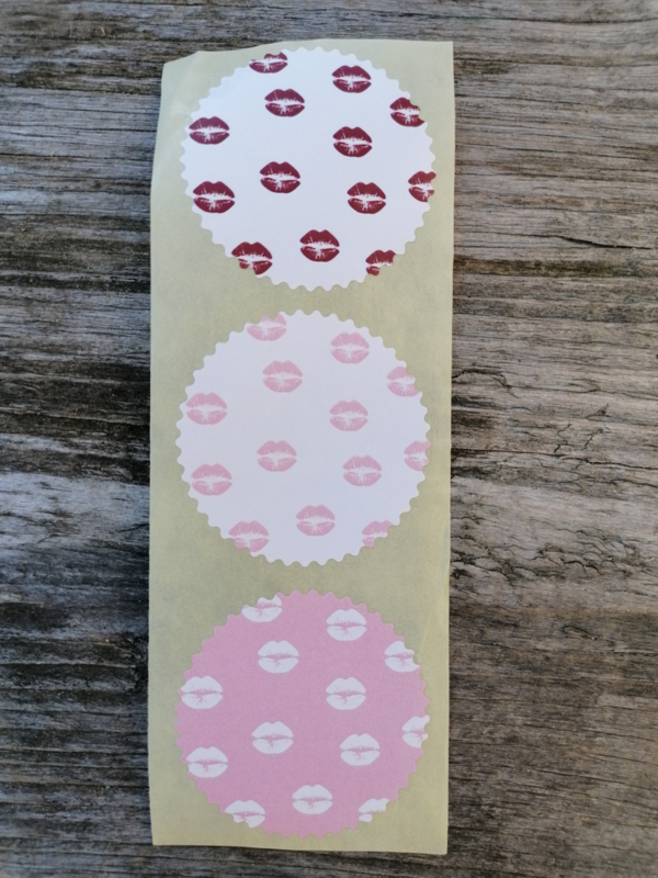 Set van drie ronde (sluit)stickers met kussende lippen erop