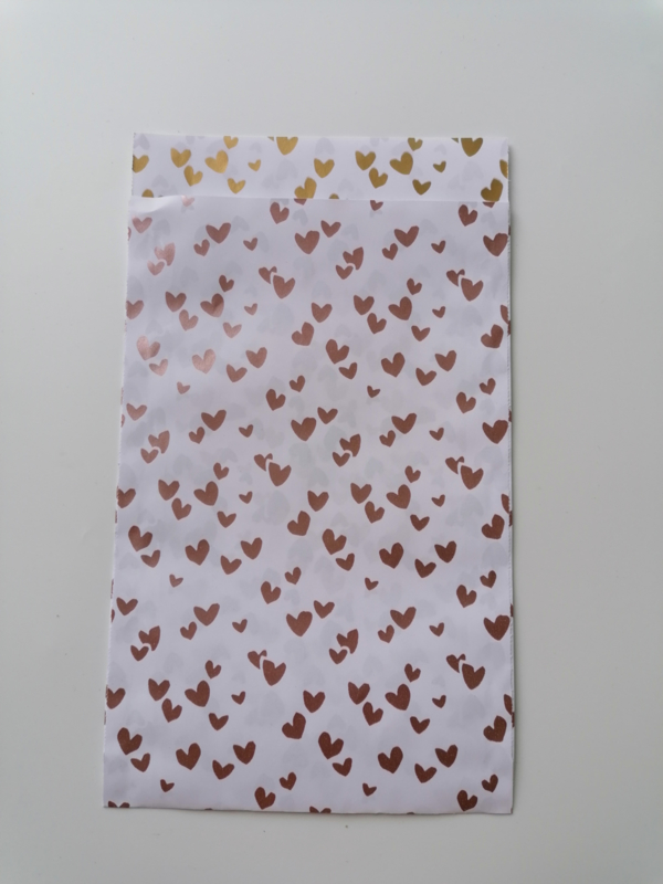 cadeauzakje met kleine rose hartjes en gouden aan de binnenzijde   17x25  cm