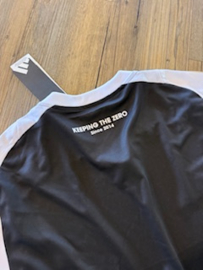 Keeping the Zero trainers shirt maat L