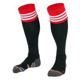 Zwarte sokken met witte ringen en rode band aan de bovenkant