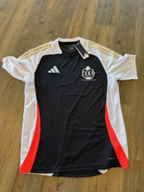 Keeping the Zero trainers shirt maat L