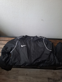 Nike windjack maat 170
