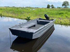 QWEST MARINE F502A (aluminium platbodem + zelflozend + reling + poedercoat