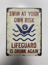 Tekstbord: Swim at your own risk , Lifeguard is drunk again