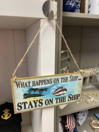 Tekstbord: What Happens on the Ship Stays on the Ship 20x10cm