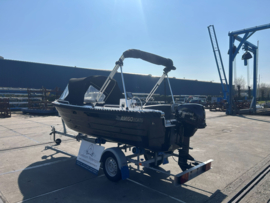 Amigo 470Q Sloep (2021) – Luxe Antraciet Bekleding – Inclusief Grote Motorbeurt