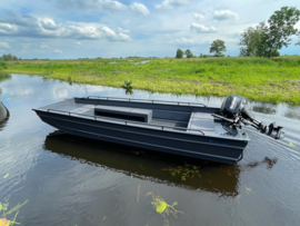 QWEST MARINE F502A (aluminium platbodem + zelflozend + reling + poedercoat