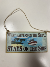 Tekstbord: What Happens on the Ship Stays on the Ship 20x10cm