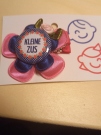 Haar speldje kleine zus