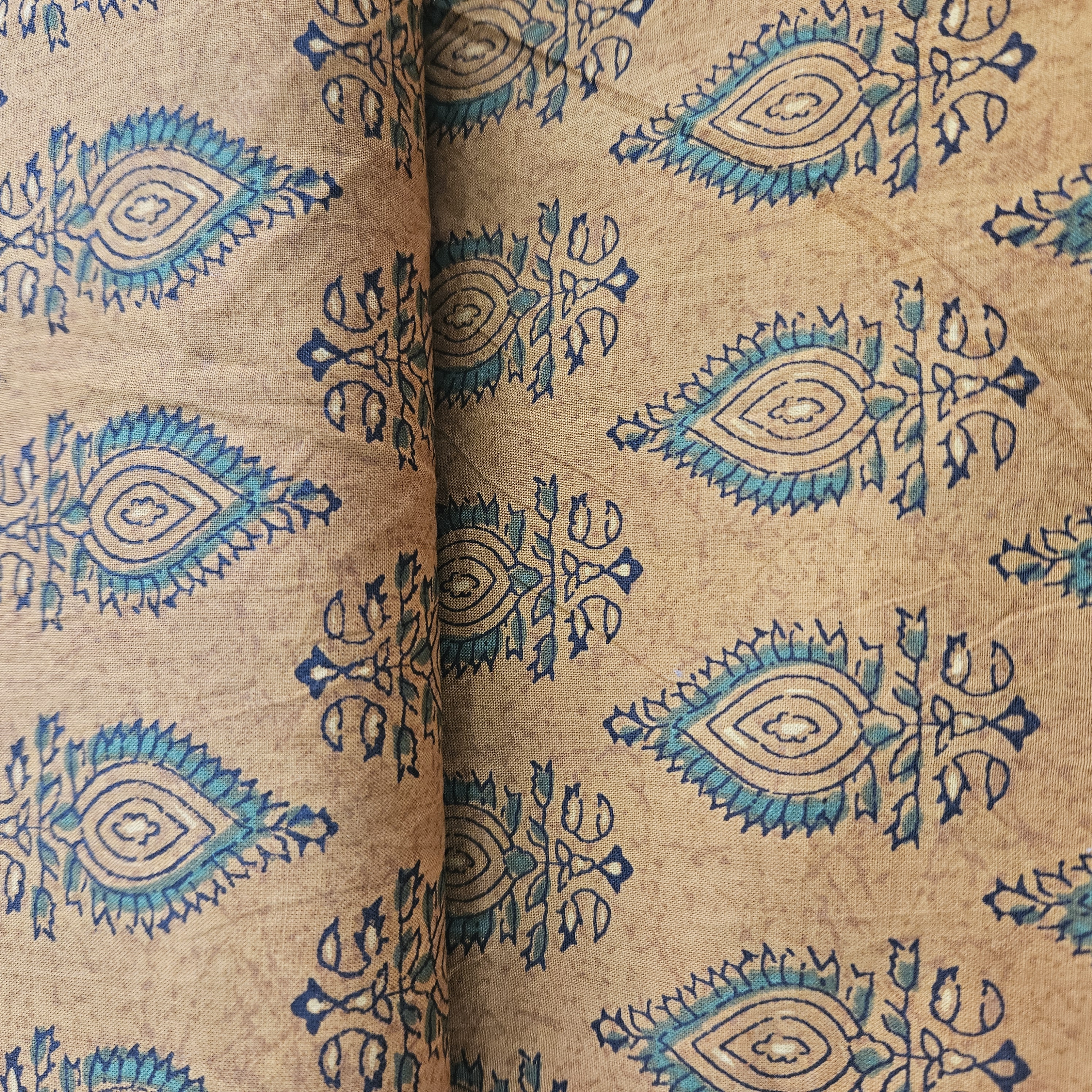 Batik   met   gewerkt motief   Art  N 23366-034