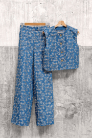 Gewassen denim  soepel vallend met geborduurd  motiefje    Art MC1003