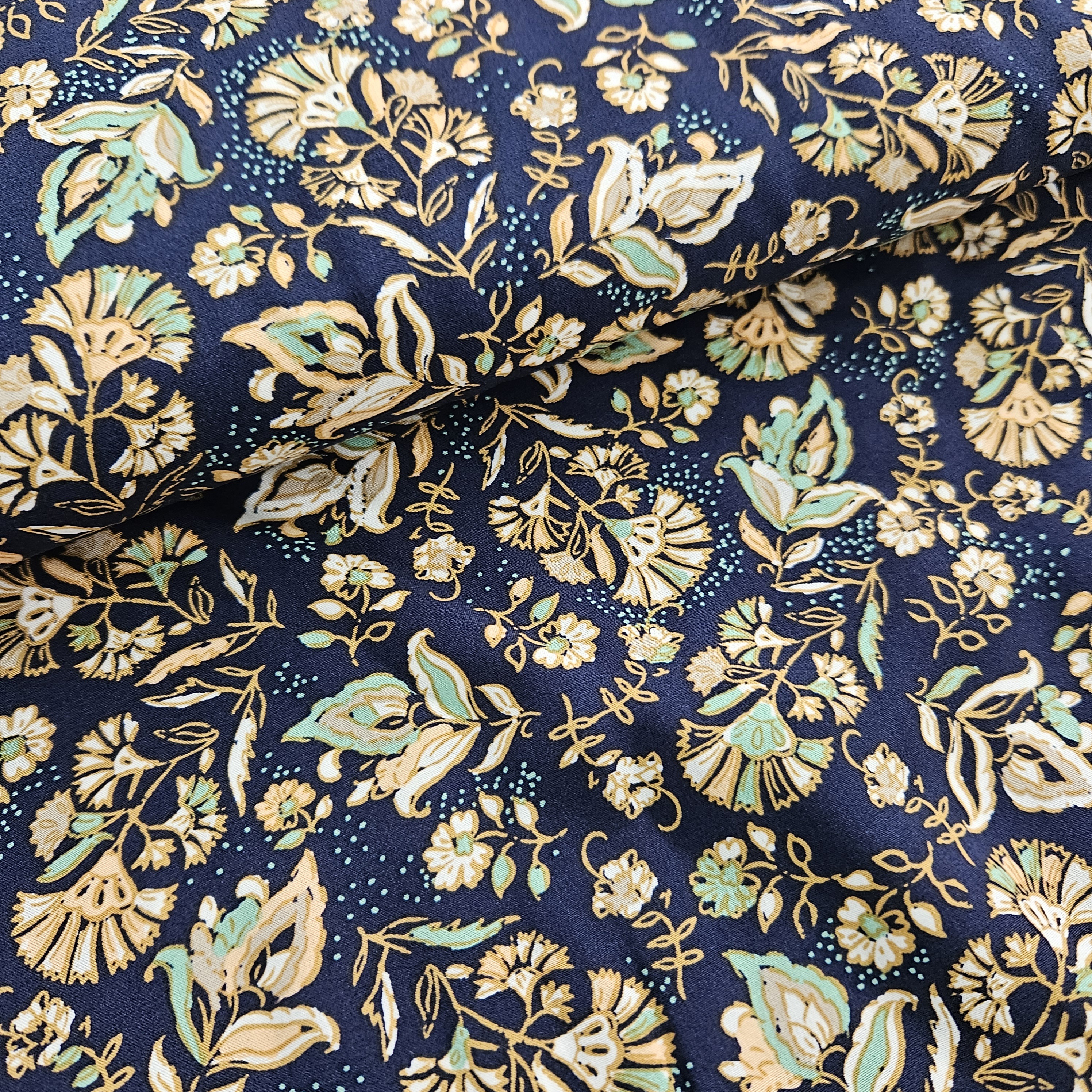 Viscose  donkerblauw met mooi   gewerkt motief   Art  N 23323-008
