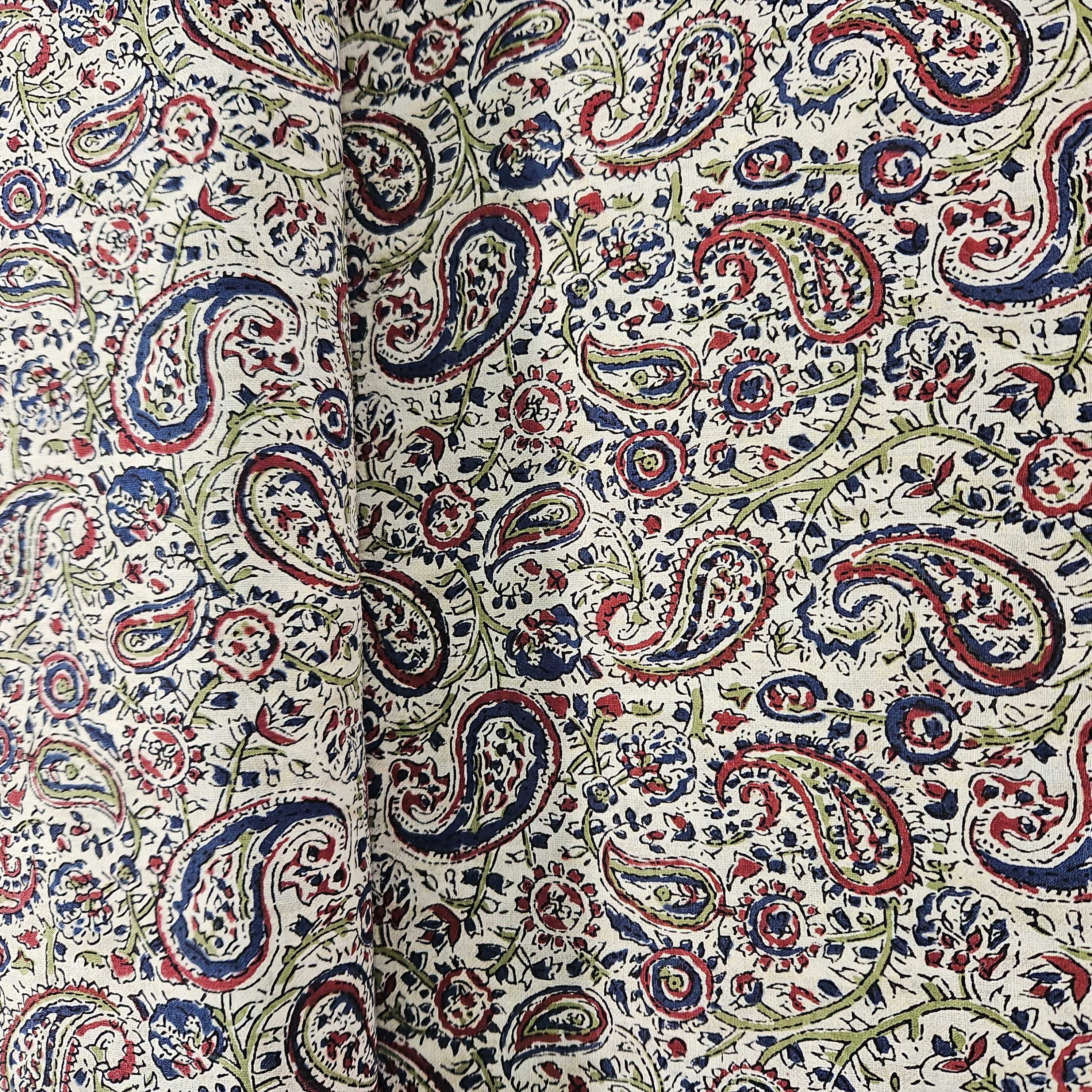 Batik   met mooi  paisly  gewerkt motief   Art  N 23358-052