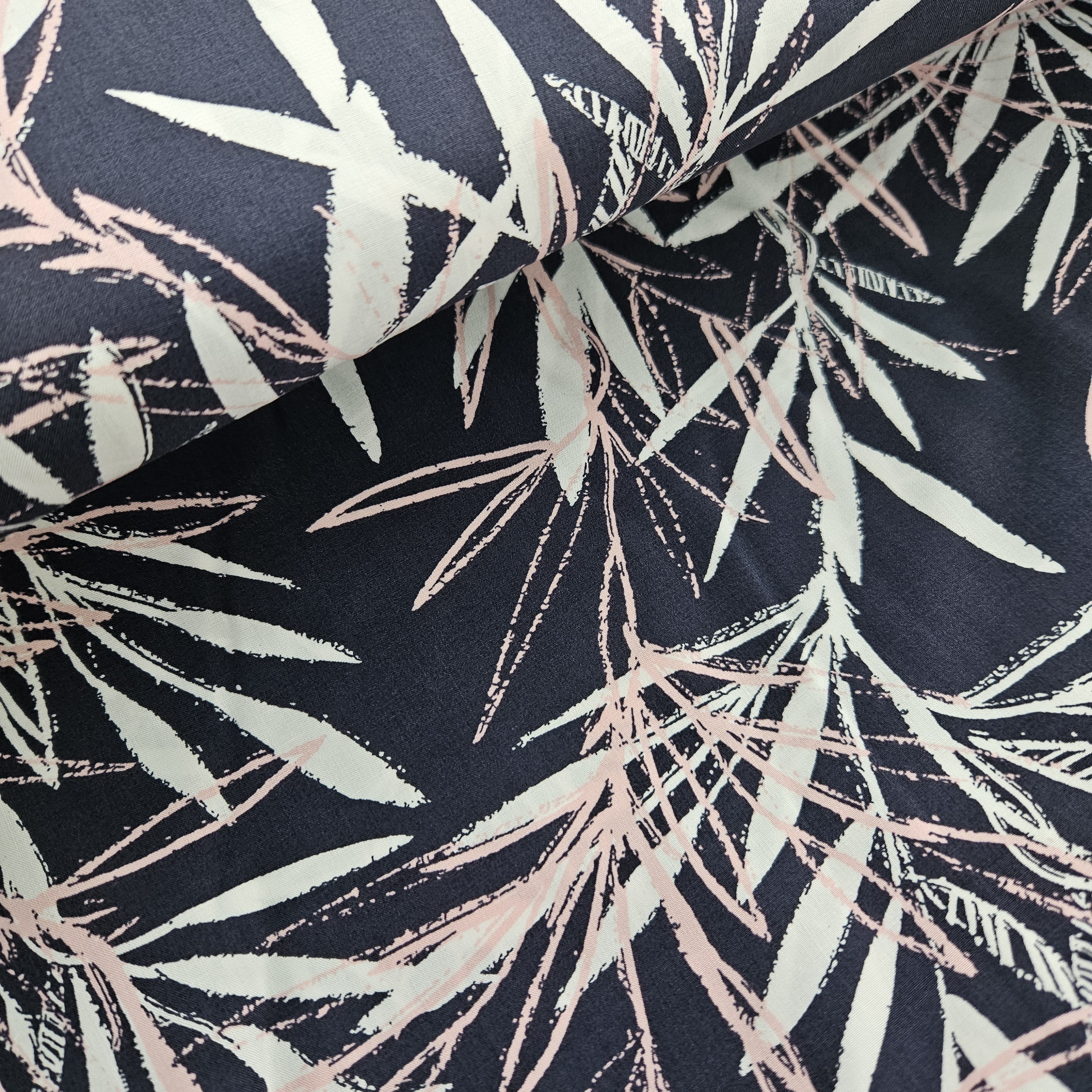 Viscose met  donkerblauw   gewerkt motief   Art  N 23316-008