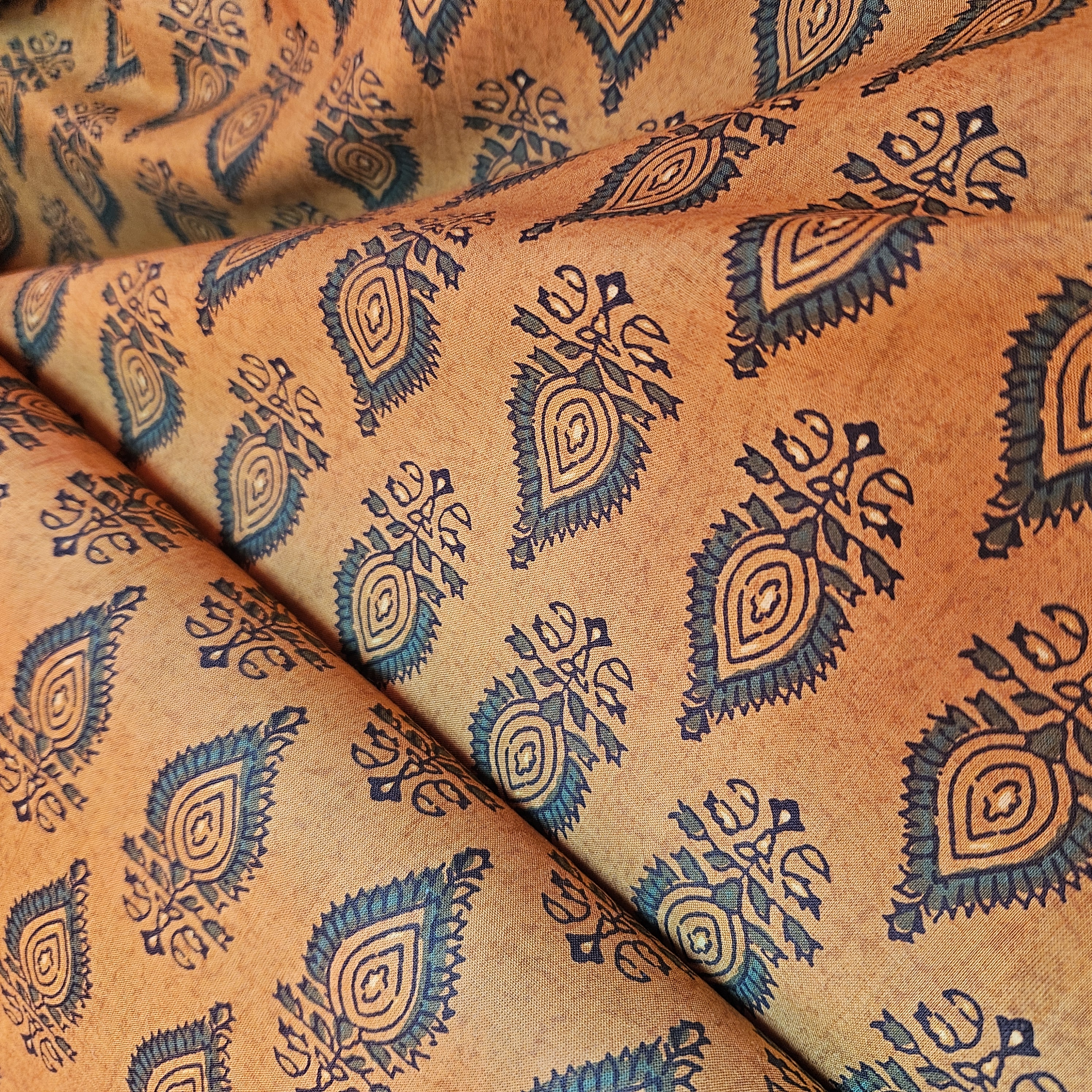 Batik   met   gewerkt motief   Art  N 23366-034
