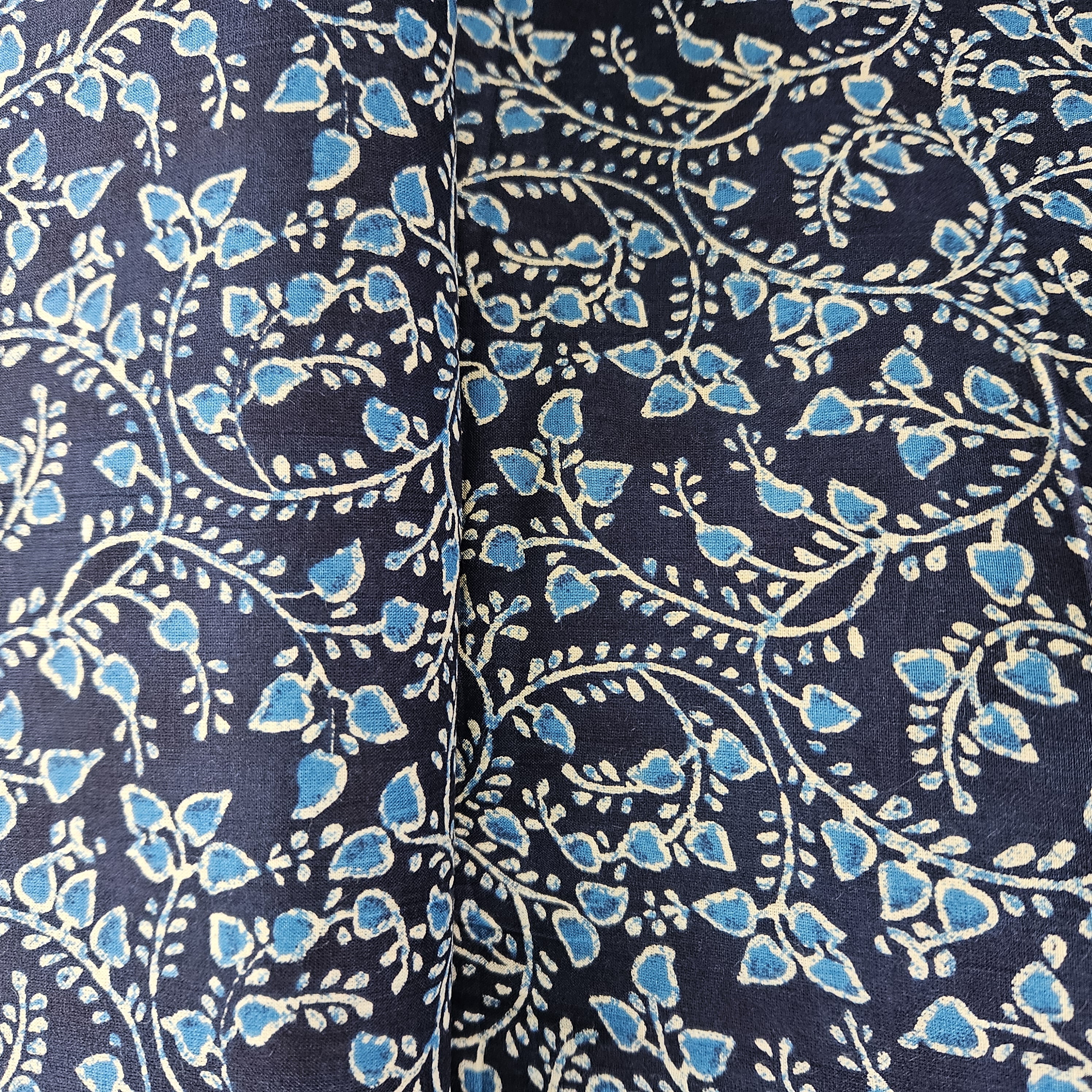 Batik   met mooi   gewerkt motief   Art  N 23351-006